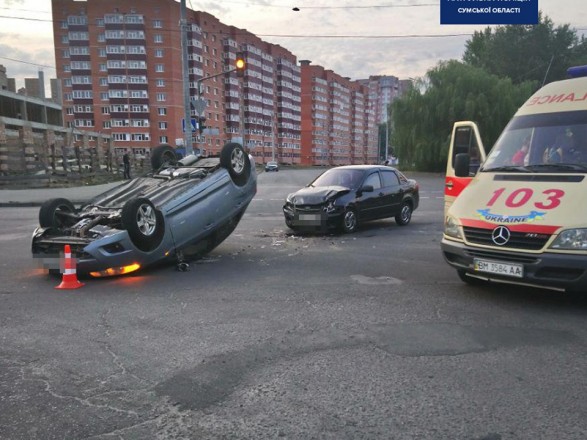 В Сумах из-за ДТП перевернулся автомобиль, двое травмированных