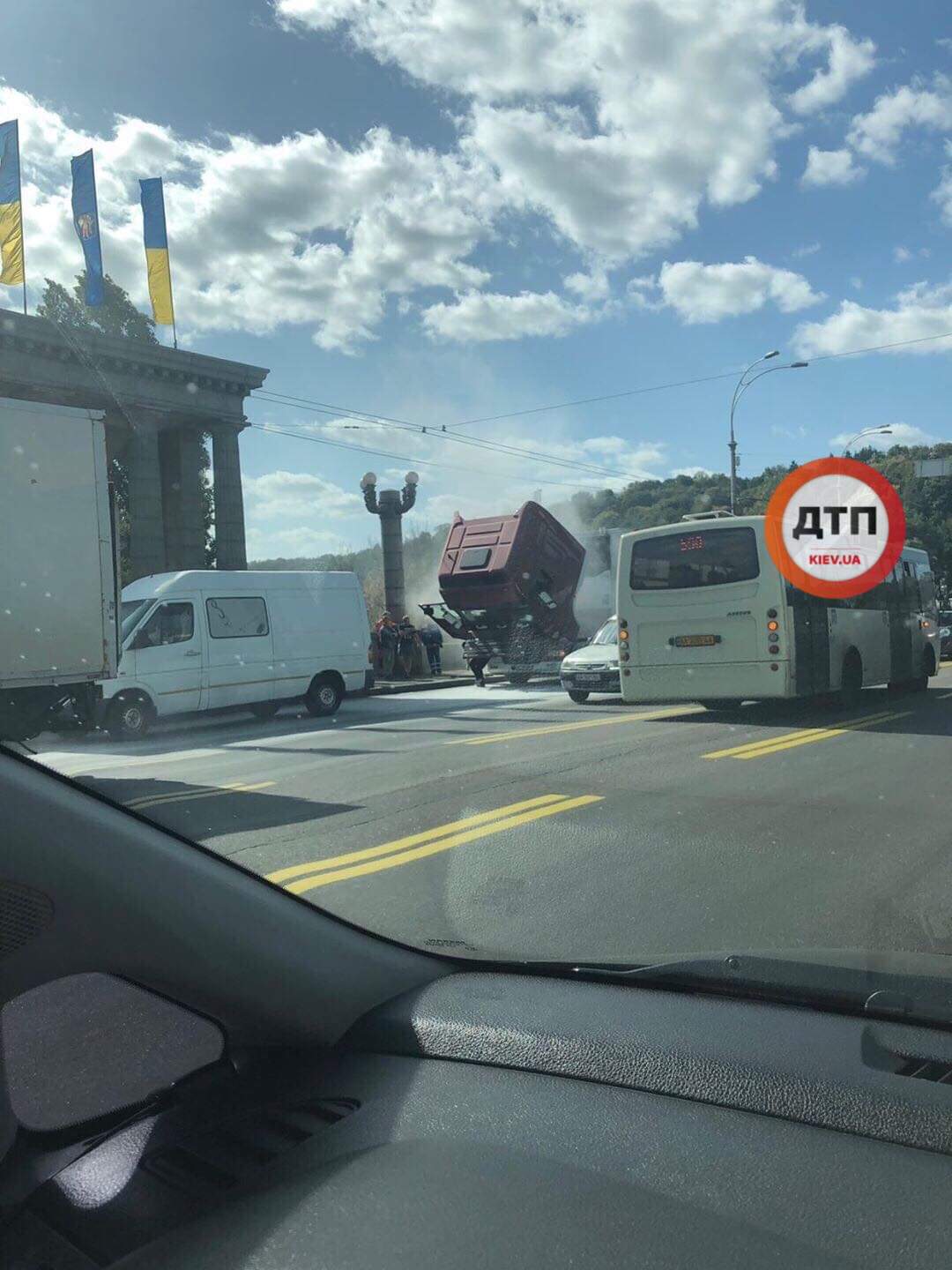 В Киеве на мосту Патона загорелся тяжеловес