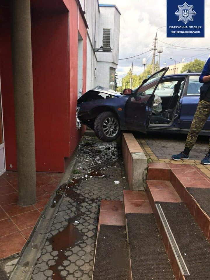 Позаробочий час чернівецьких патрульних: затримання водія, який скоїв ДТП, намагався втекти з місця, та ще погрожував інспекторам пістолетом, коли дізнався з ким має справу