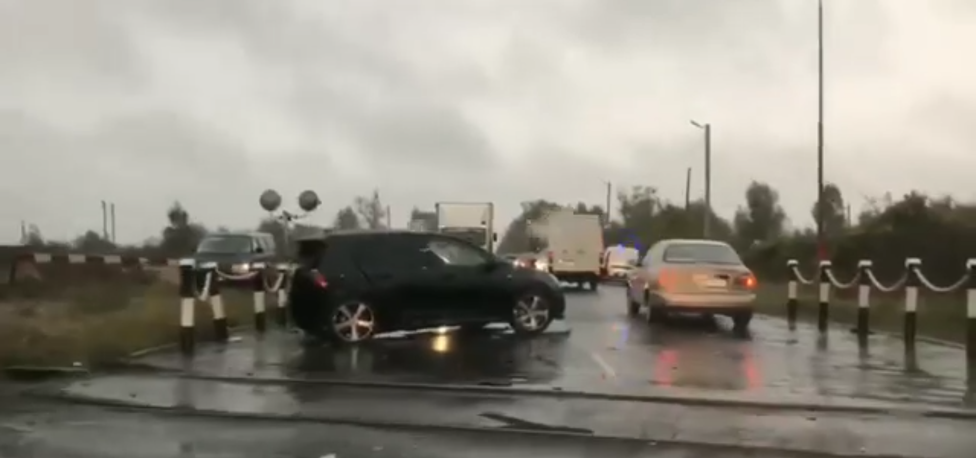 У Львівській області сталася аварія на залізничному переїзді. Відео