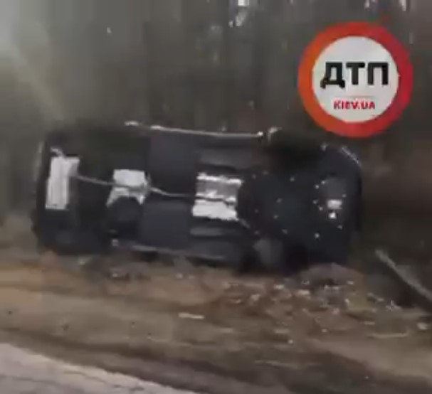 Под Киевом на Варшавской трассе произошло очередное ДТП: легковушка столкнулась с бензовозом и опрокинулась. Видео с места аварии