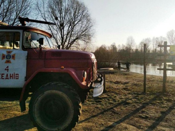 На Чернігівщині рибалка провалився під кригу та потонув