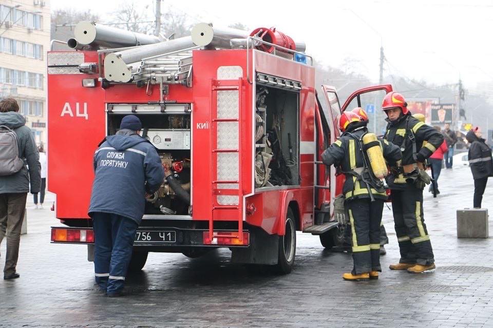 У Києві рятувальники ліквідували пожежу на території станції технічного обслуговування