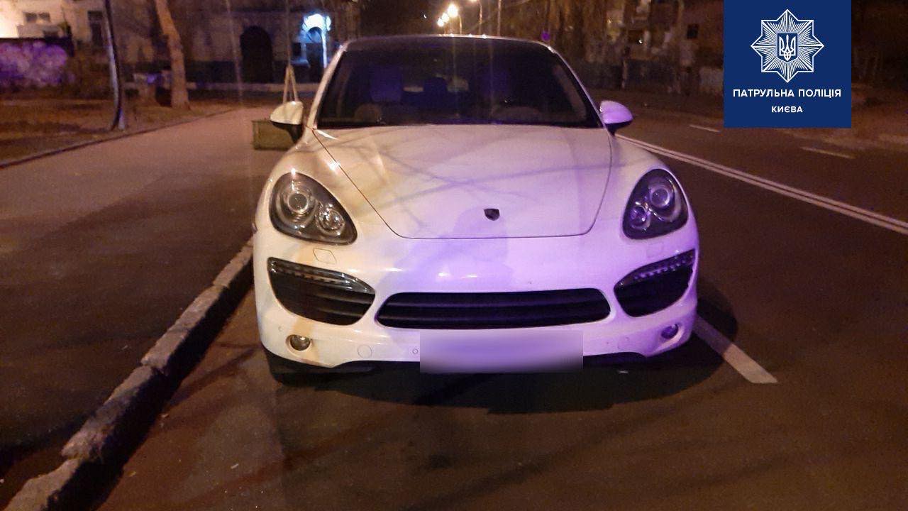 Столичні патрульні затримали водія Porshe за порушення ПДД і виявили наркотичні речовини