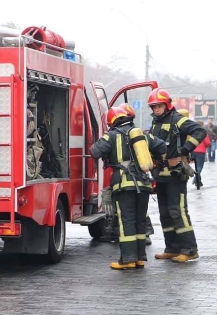 У Києві пожежники приборкали вогонь в одній із квартир на бул-р. Перова