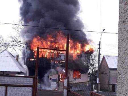 На Закарпатті сталася масштабна пожежа в магазині будівельних матеріалів