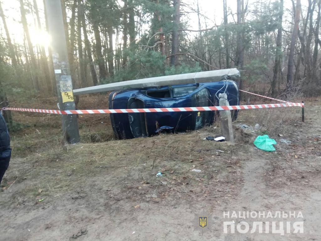 Під Києвом автомобіль збив дітей і протаранив бетонний стовп