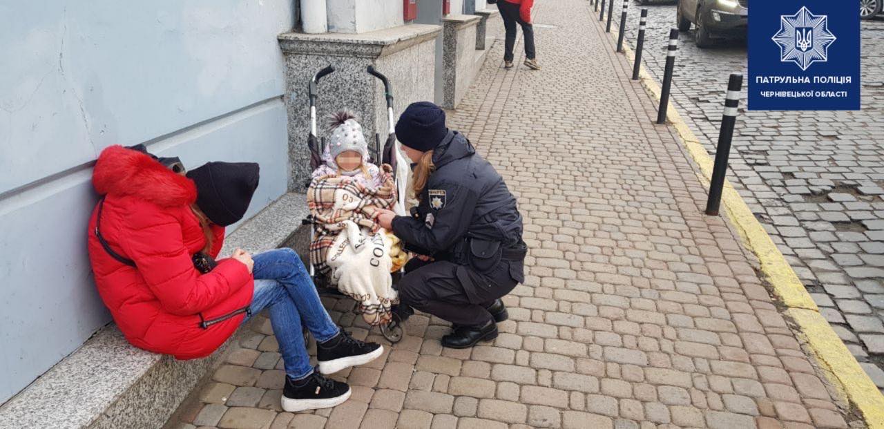 Горе-мати: в центрі Чернівців екіпаж патрульних помітив маленьку дівчину, мати якої в цей спала п'ною