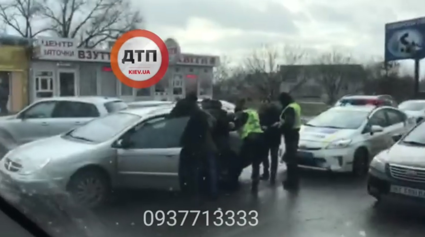 В Киеве на Позняках водитель стрелял в полицейских. Видео 