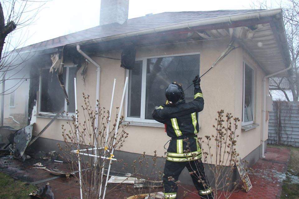 У Києві на вулиці Лугова горів приватний будинок