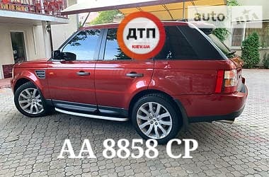 В Киеве на улице Стадионной водитель автомобиля Range Rover АА8858СР двигаясь по встречной полосе ударил зеркало Toyota Rav4 и уехал