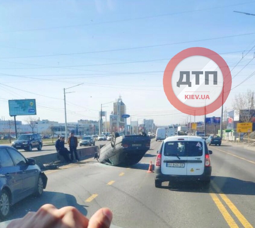 В Киеве около станции метро Почайна опрокинулся автомобиль