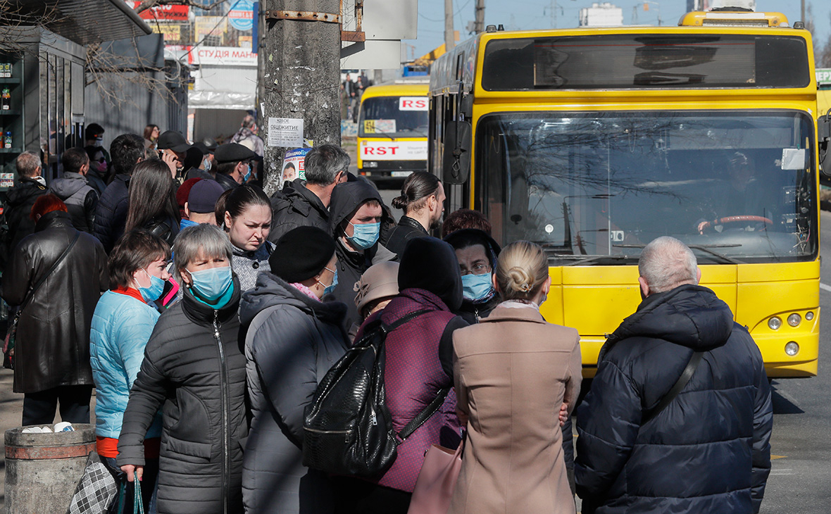 Кабмин разрешил на время карантина перевозить в общественном транспорте не 10 пассажиров, а 50% от количества мест для сидения