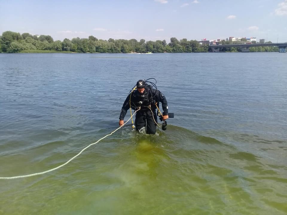 У Києві на Броварському проспекті з річки Дніпро водолази-рятувальники витягнули тіло чоловіка