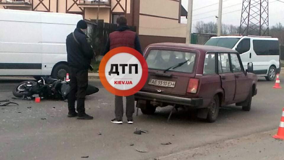 Під Києвом сталося мото ДТП - пілот двоколісного протаранив ВАЗ