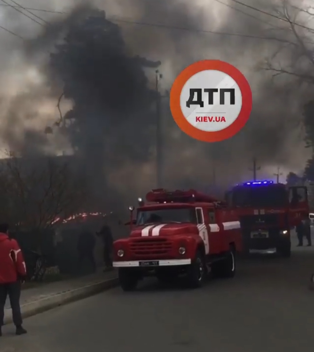 Под Киевом в поселке Немешаево произошел серьезный пожар - горит гараж