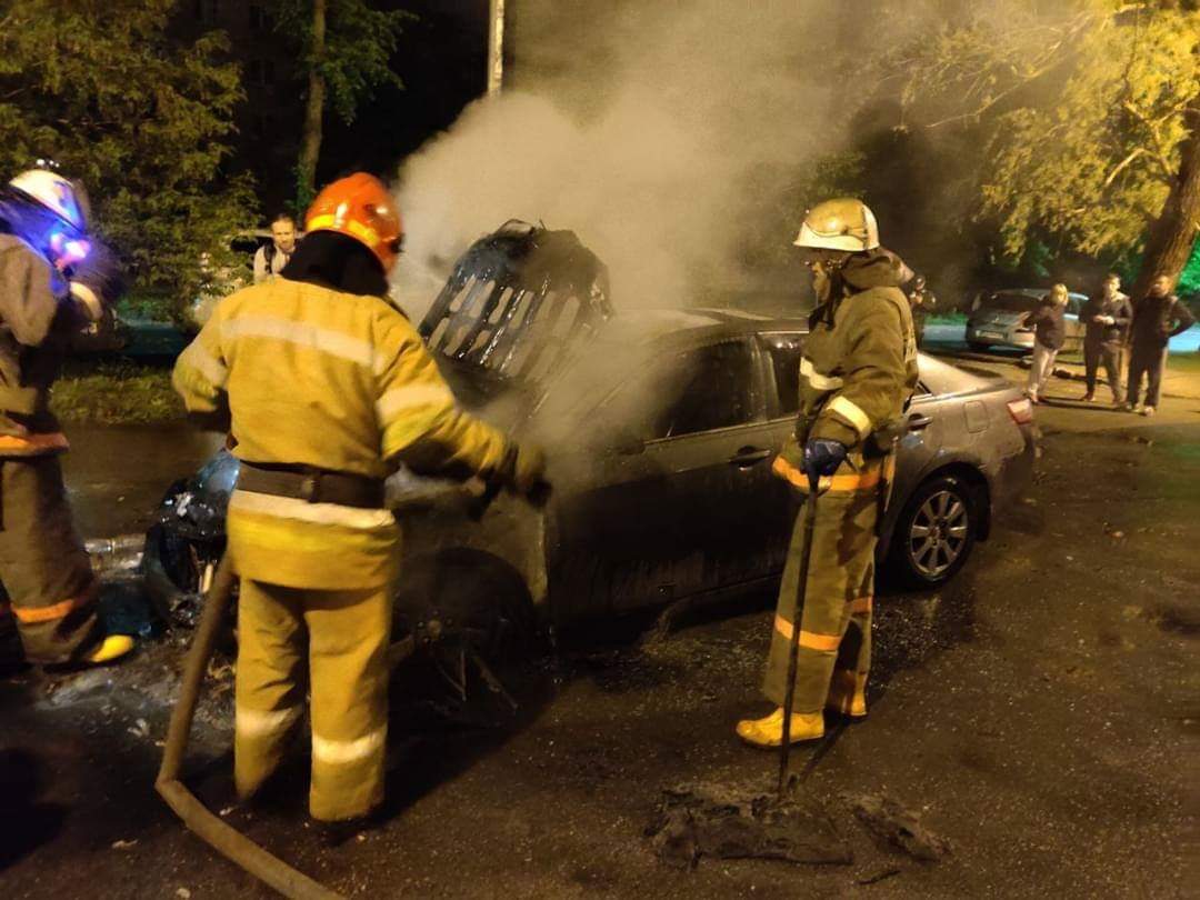 У Києві вночі на вулиці Якубовського сталася пожежа - згорів припаркований автомобіль