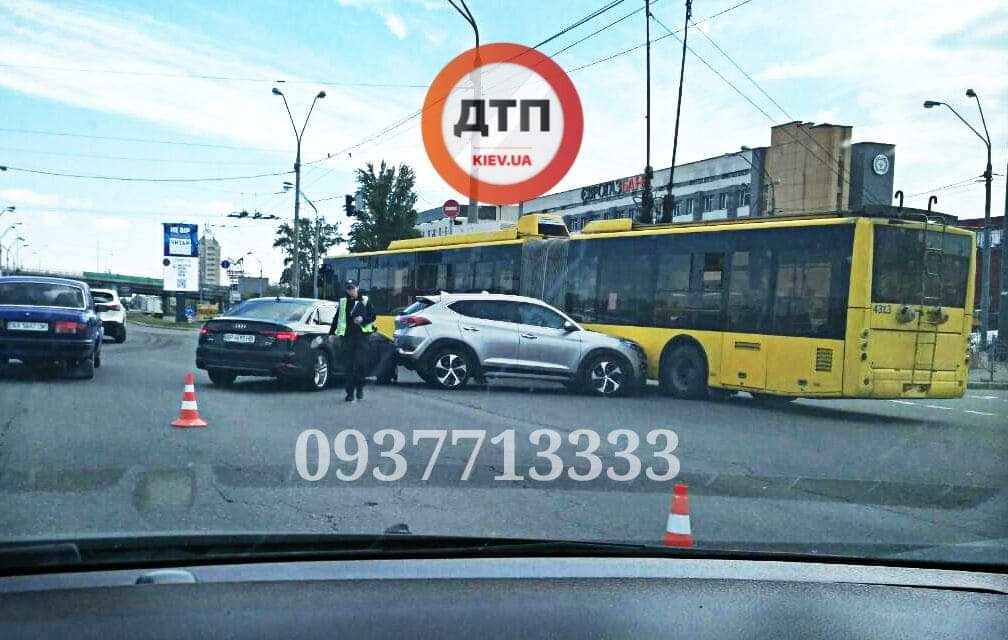 В Киеве на Петровке произошло ДТП с участием автомобилей Audi, Hyundai и троллейбуса