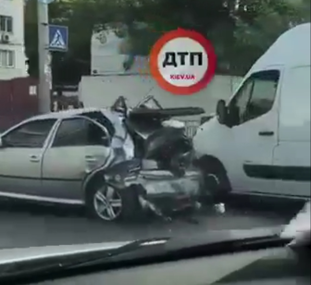 В Киеве на Большой Васильковой произошло серьезное дистанционное ДТП - бус Opel на высокой скорости протаранил Skoda и KIA