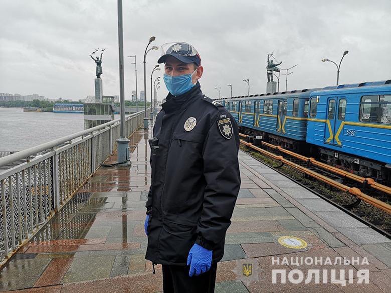 У Києві поліцейський метрополітену врятував життя чоловіку, який хотів стрибнути із мосту