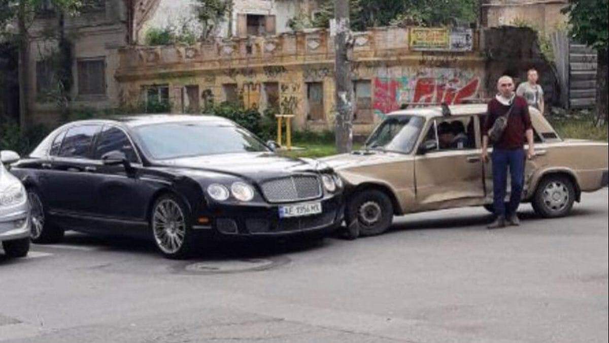 ДТП у Дніпрі - Жигулі влетіли в Bentley