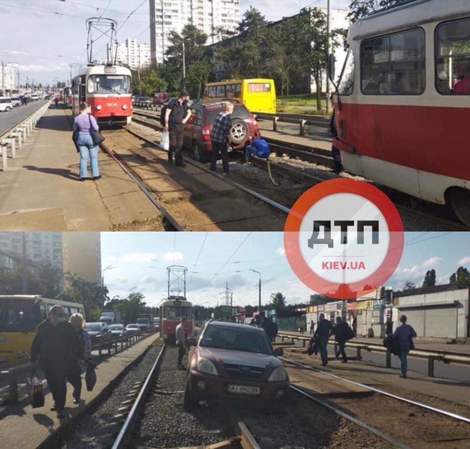 В Киеве водитель Chery пытаясь объехать пробку на улице Миропольской, застрял на трамвайных путях