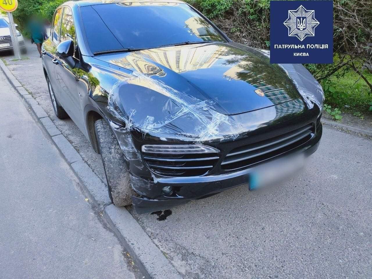 У Києві на вулиці Саперне Поле п'яний водій на автомобілі Porsche влаштував масштабну ДТП