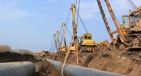 Газпром демонтирует трубы, по которым газ идет в Украину