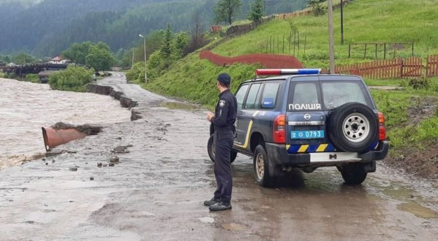 Стихія вирує Україною: Прикарпаття і Буковина потопають у воді