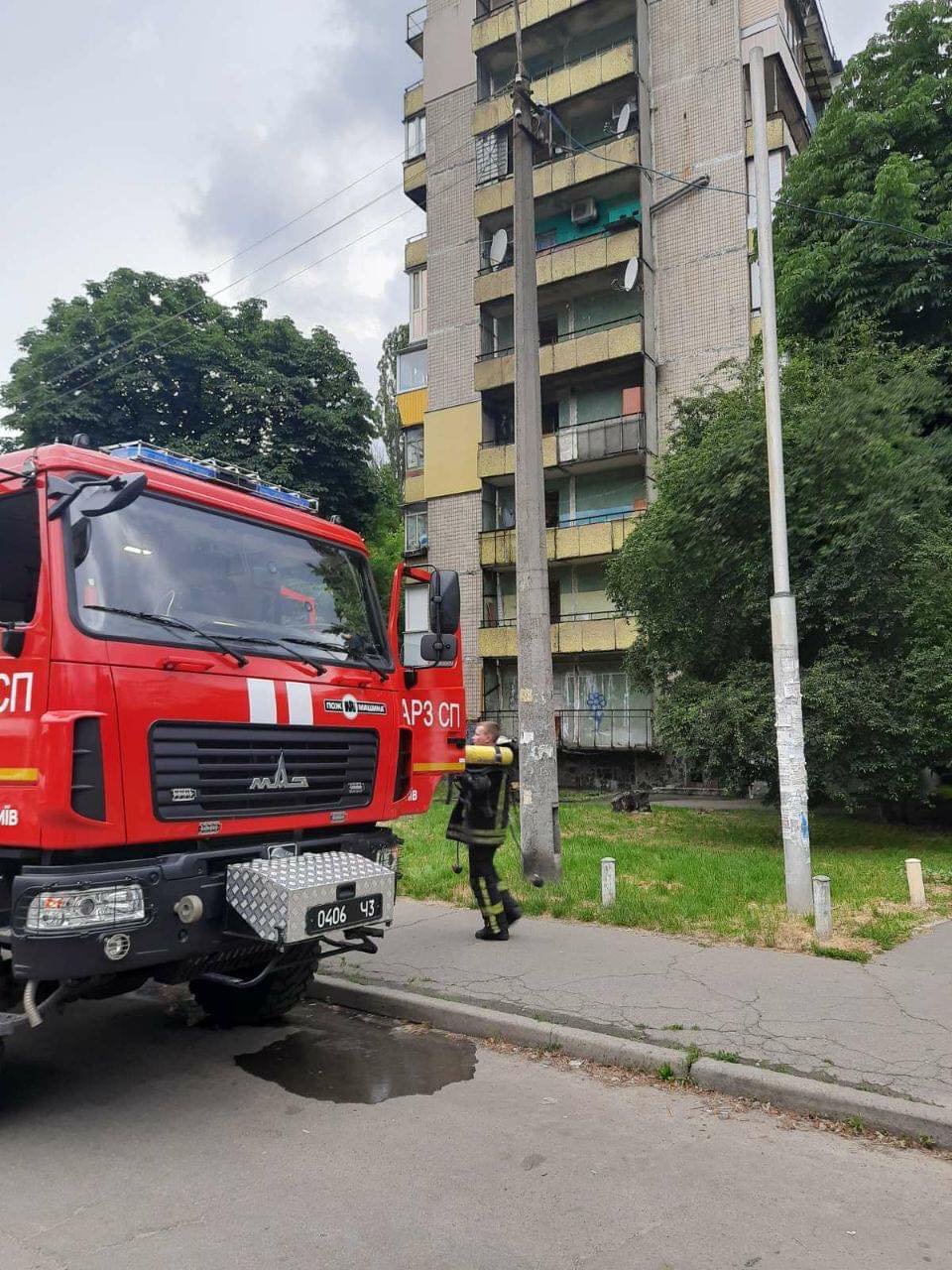 У Києві на вулиці Дуброрвицькій сталася серйозна пожежа сміття на загальному балконі четвертого поверху дев'ятиповерхівки