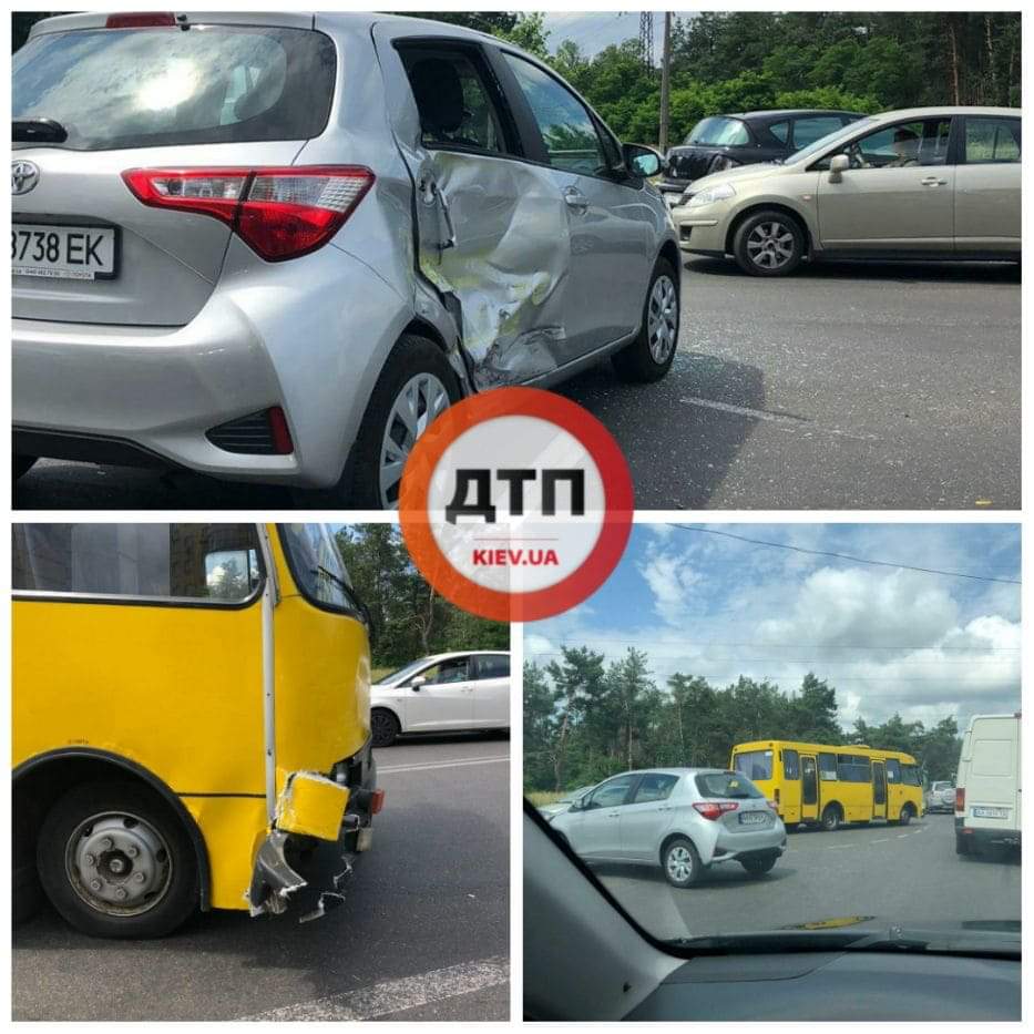 В Киеве на улице Жмаченко произошло ДТП: маршрутка протаранила автомобиль Toyota