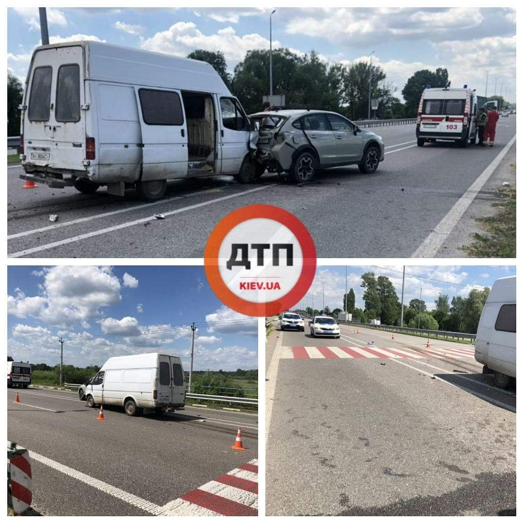 Под Киевом на Житомирской трассе произошло серьезное ДТП с пострадавшими: бус протаранил автомобиль Subaru, который остановился пропустить пешехода