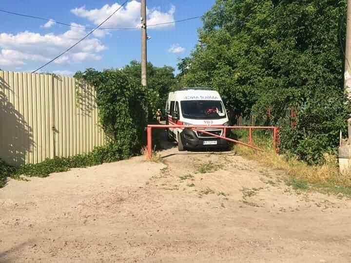 У Києві через самовільно встановлений шлагбаум "швидка" не доїхала до постраждалого: чоловік помер