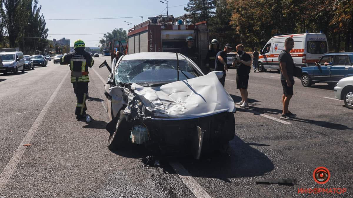 ДТП в Днепре на Набережной Заводской - столкнулись манипулятор и Hyundai с несовершеннолетним за рулем: пострадали две девушки