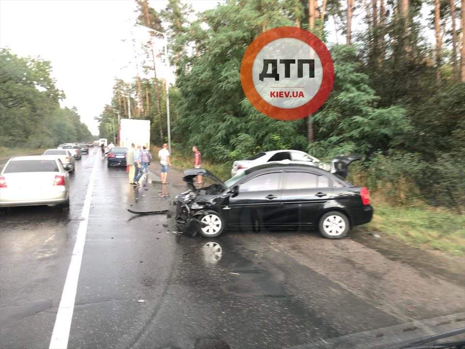 Под Киевом на Варшавской трассе после ДТП на скользкой дороге подрались водители