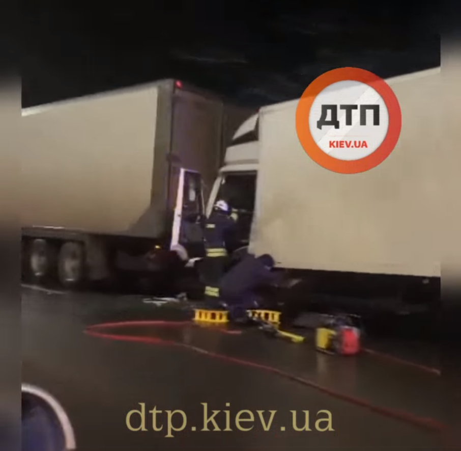 На виїзді з Києва сталася подвійна ДТП за участю трьох автомобілів з потерпілими: відео