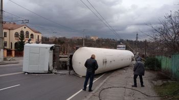 У Житомирі внаслідок ДТП перекинулася автоцистерна з газом