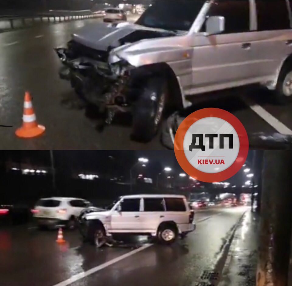 ДТП с пострадавшими в Киеве на проспекте Победы, возле метро Берестейская: водитель атаковал отбойник и електоопор