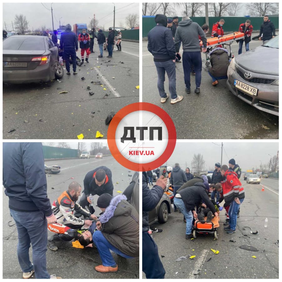 В Киеве на Пуховской произошло серьезное мото ДТП: автомобиль Тойота развернулся через двойную сплошную и столкнулся с мотоциклистом