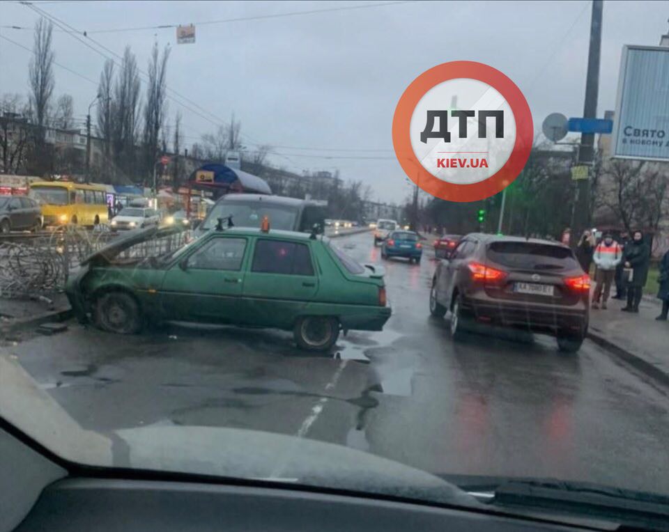 В Киеве на Петра Запорожца произошло ДТП: водитель Таврии снес ограждение на остановке трамвая