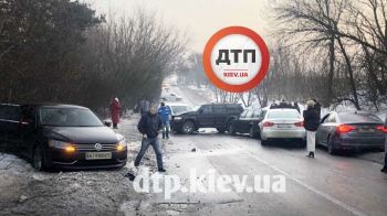 Масштабное ДТП с пострадавшими под Киевом, между Тарасовкой и Крюковщиной: столкнулись 5 автомобилей