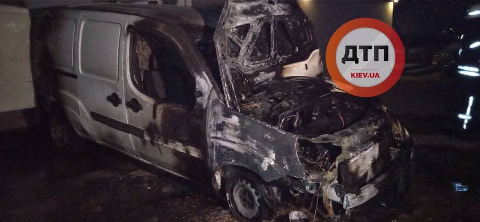 Пожежа у Києві на Стальського, 28: Палала автівка Fiat doblo