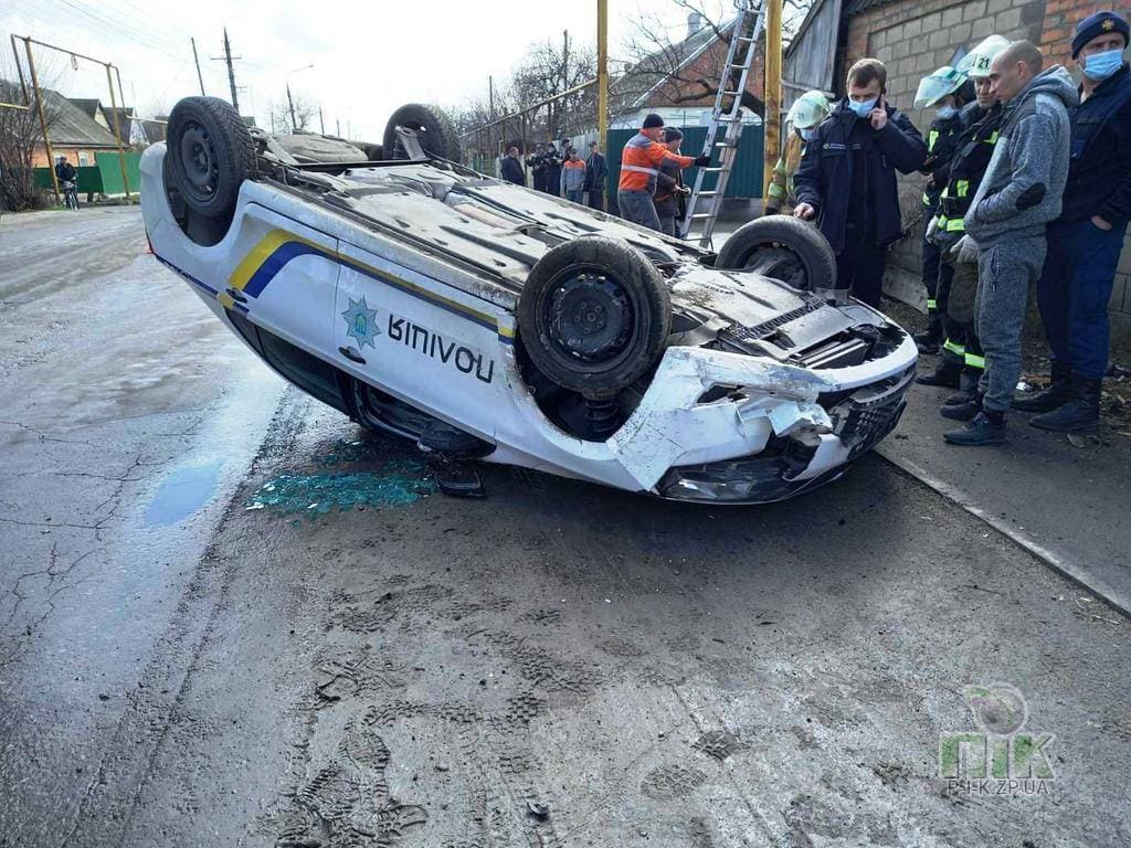 У місті Пологи, що на Запоріжжі в ДТП потрапила поліцейська машина